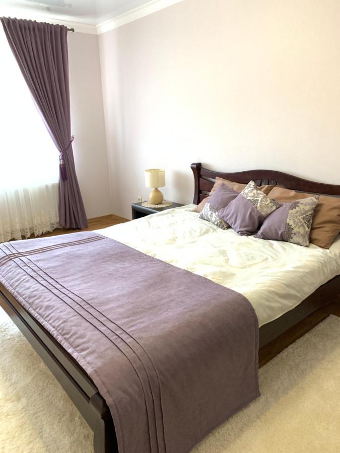Центр. Поруч Парк Та Став Apartman Ternopil Kültér fotó